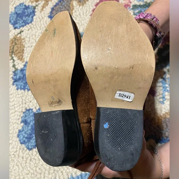 Smoky mountains brown suede with fringe and brass buttons. Girls size 9 - Picture 6 of 7